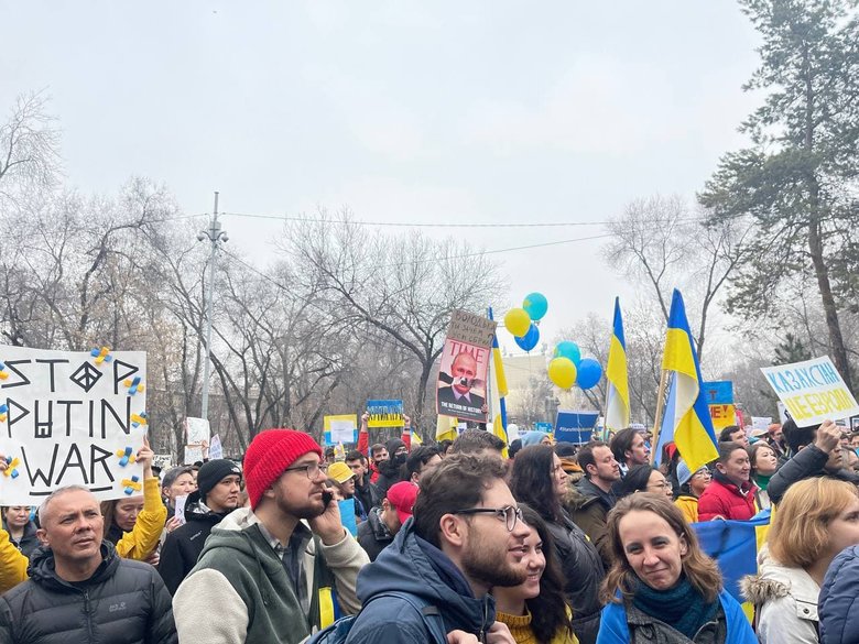 Путін Капут: у Казахстані люди вийшли на мітинг на підтримку України 05