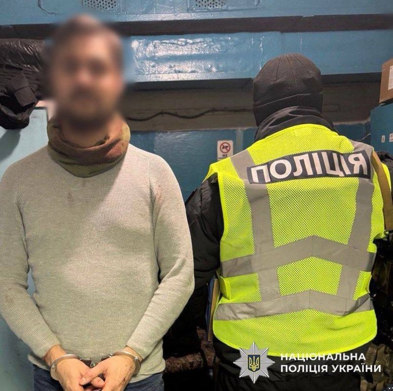 У метро Києва чоловік напав на перехожих з ножем