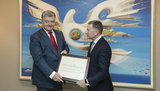 Волкер вручил Порошенко подписанную Декларацию политики США по Крыму: Соединенные Штаты никогда не признают незаконную российскую оккупацию полуострова. ФОТО
