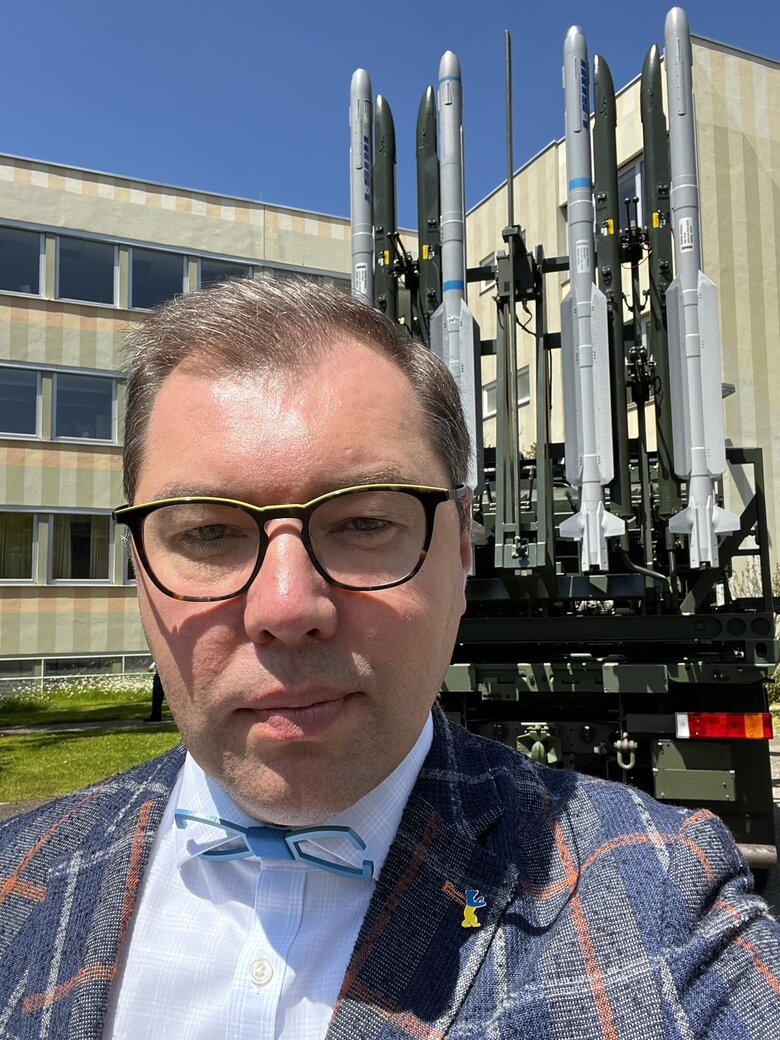 Посол України в Німеччині Макеєв показав системи IRIS-T, які відправлять Україні 02