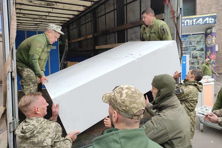 Гуманітарну допомогу доставлено у військовий госпіталь Маріуполя, - Наєв 03