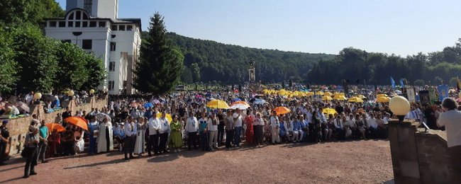 Тысячи верующих со всей Украины приняли участие в традиционном Всеукраинском паломничестве в Зарванице 03 Тысячи верующих со всей Украины приняли участие в традиционном Всеукраинском паломничестве в Зарванице 03