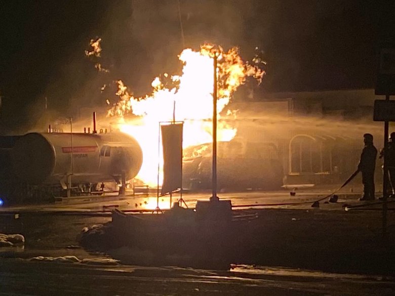 Ночью на Полтавщине пылала АЗС: микроавтобус врезался в цистерну с газом 01