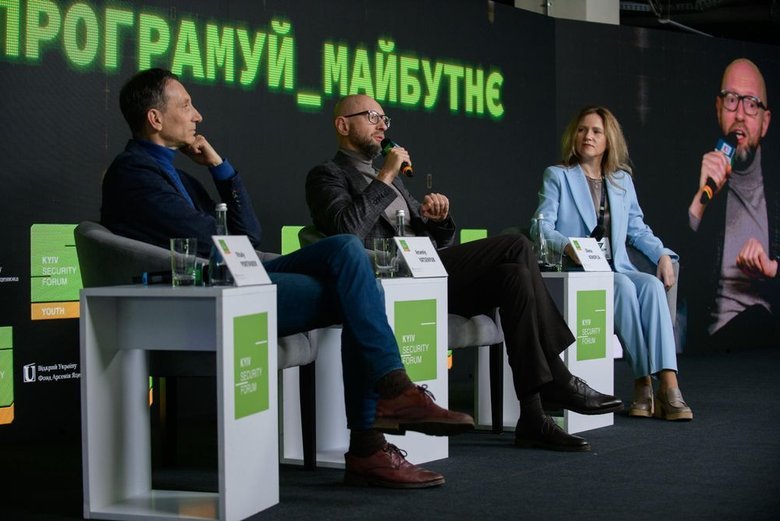 Журналіст Віталій Портніков і експремʼєр-міністр України, голова Київського Безпекового Форуму Арсеній Яценюк