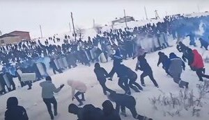 Путінський ОМОН шапками закидали