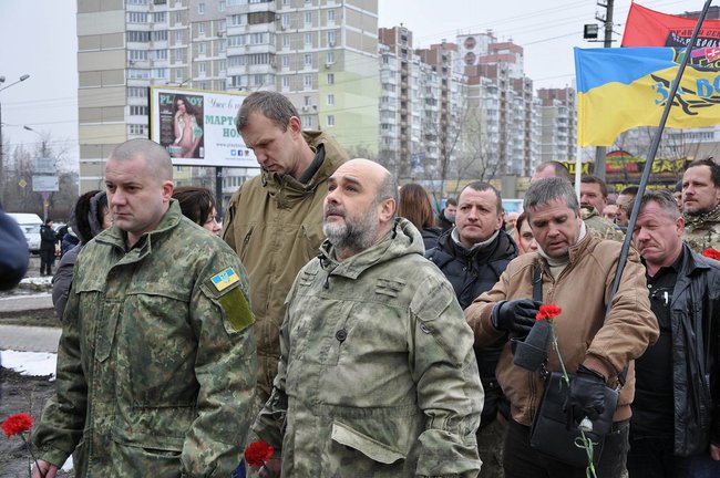 Учасники АТО та мешканці Києва поклали на Троєщині квіти до памятника Воїну-добровольцю 23