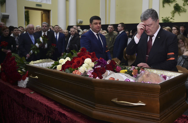 Сьогодні в Києві попрощалися з Мирославом Поповичем 13