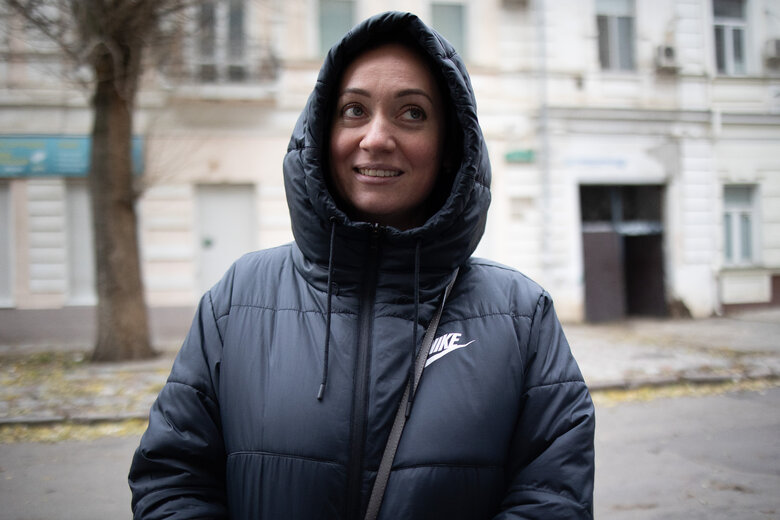 Вони хотіли, щоб ми зламалися, плакали, попросили вибачення. Я кричала від болю, але жодного разу не плакала, - Історії жертв тортур на Херсонщині 01