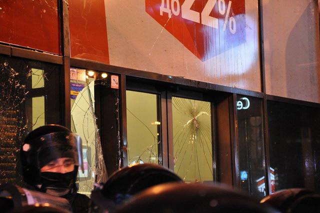 Добровольчий Рух ОУН на честь Дня українського добровольця закидав офіс компанії Ахметова і відділення Альфа-банку камінням (оновлено) 20