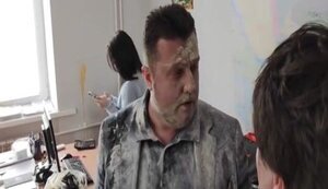 В Умани активисты осыпали мукой нардепа Яценко, не голосовавшего за военное положение. ВИДЕО