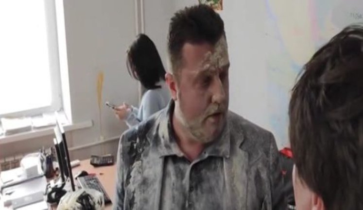 В Умани активисты осыпали мукой нардепа Яценко, не голосовавшего за военное положение. ВИДЕО
