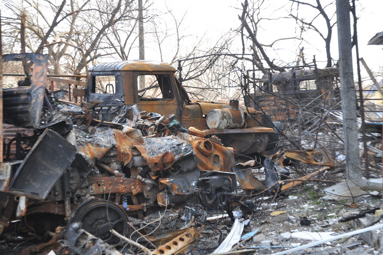 Розбомблені будинки, школа, бібліотека, вирви на дорогах та потрощені автомобілі: наслідки російської окупації в Макарові 14