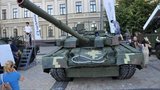 Военную технику для всеобщего обозрения выставили на Михайловской площади Киева. ФОТОрепортаж