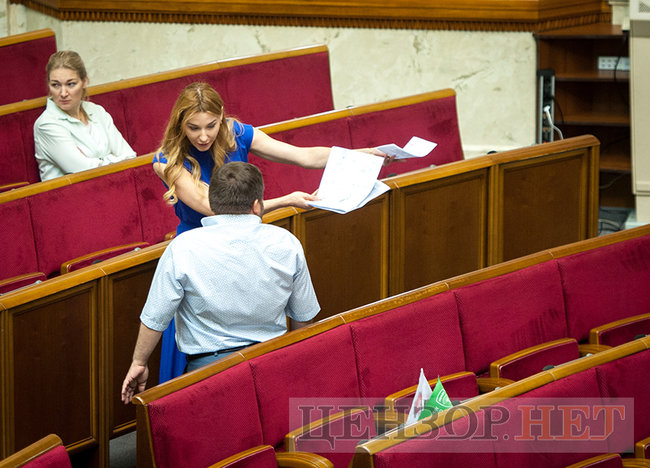 Лозовий, ставши навпочіпки, спантеличив Ляшка, емоційна суперечка Червакової і Карпунцова і порожній сесійний зал, - день роботи ВР 22 червня 05