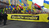 Колона прихильників Порошенка йде пішки до НСК "Олімпійський" від Майдану. ВІДЕО+ФОТОрепортаж