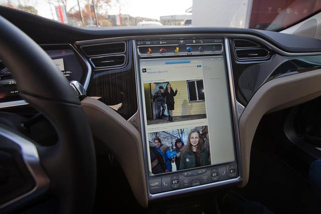 автомобиль tesla