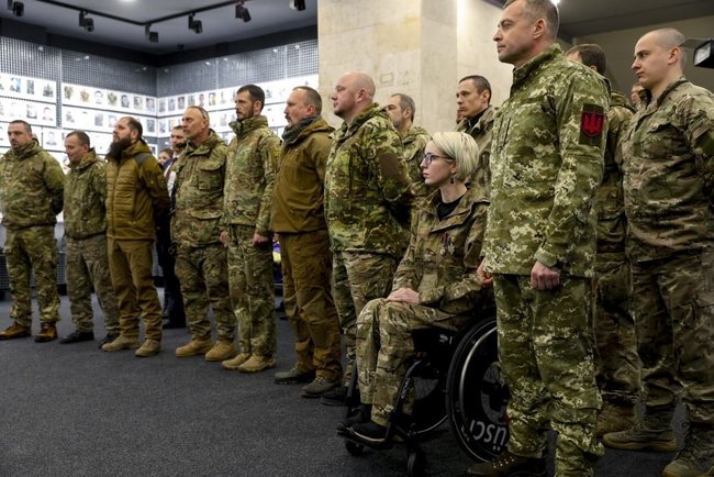 Порошенко нагородив воїнів Української добровольчої армії в Дніпрі: Вони стали на захист свободи і незалежності України в 2014 році 07