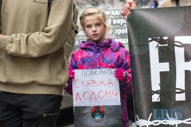 Семьи защитников Мариуполя прошли шествием по Львову 04