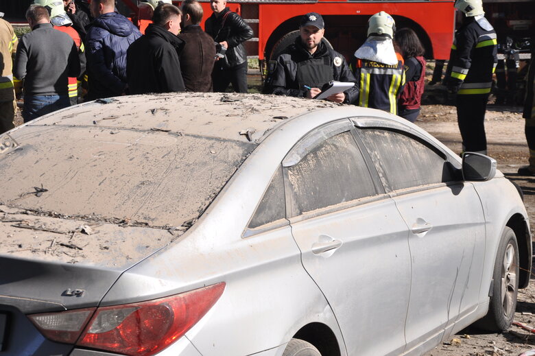 At site of kamikaze drone attack in Kyiv, rubble is being cleared 32