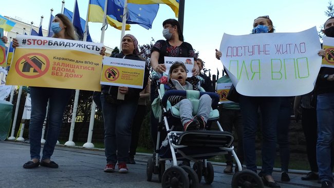 Переселенцы пикетировали ОП с требованием возобновить работу жилищных программ: Ми вдома, але без будинку! 10