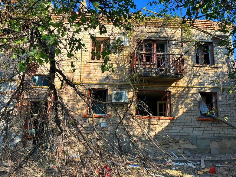 Последствия вражеских обстрелов Херсонщины: повреждены заводы, медучреждение, детский сад, церковь, есть погибшие и раненые 10