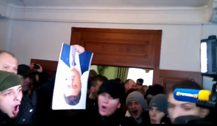 Бунтующие против произвола винничане выбросили портрет Порошенко из кабинета губернатора. ВИДЕО