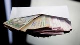 У Держподатковій пояснили, як отримати зарплату на картку іншої людини