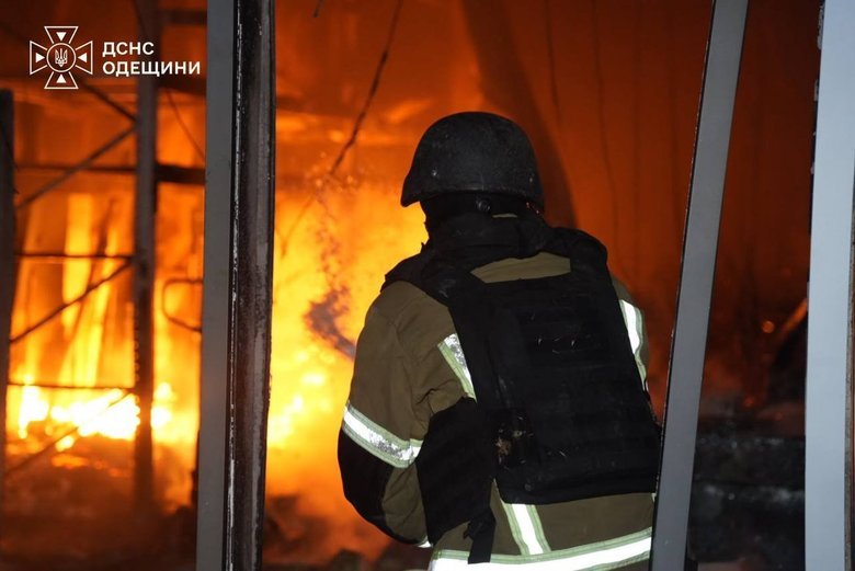 В Одесі після атаки РФ виникли пожежі, є двоє постраждалих