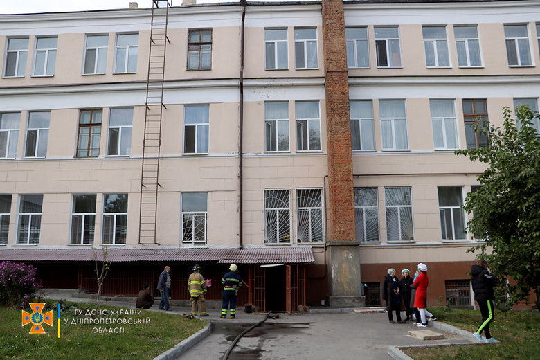 В одной из школ Днепра вспыхнул пожар: из здания эвакуировали 730 человек, - ГСЧС 04