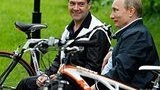 Путину и Медведеву в стихах напомнили о судьбе Каддафи: "И свергает Президента за какой-то Ун Моменто". ВИДЕО.