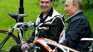 Путину и Медведеву в стихах напомнили о судьбе Каддафи: "И свергает Президента за какой-то Ун Моменто". ВИДЕО.