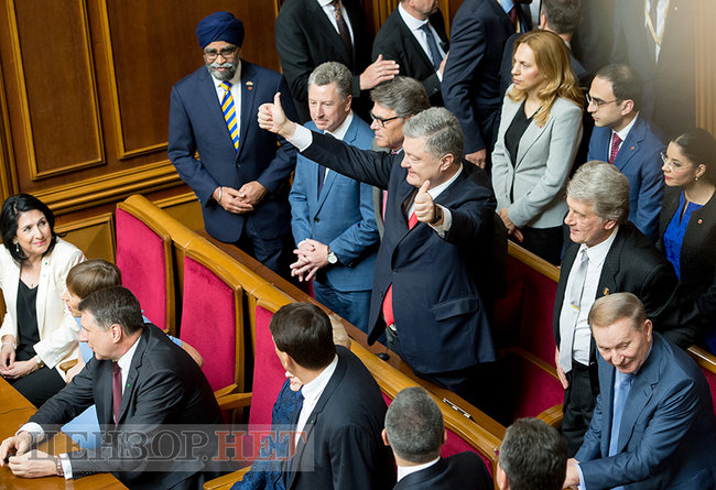 Зеленский с булавой, отвернувшийся Порошенко, Савченко в медалях, смеющиеся Луценко и Грицак, - инаугурация шестого Президента Украины Зеленского 17