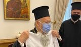 Патріарх Варфоломій отримав у подарунок вишиванку під час візиту делегації ПЦУ в Константинополь. ФОТО