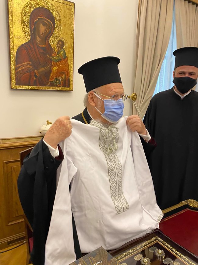 Патріарх Варфоломій отримав у подарунок вишиванку під час візиту делегації ПЦУ в Константинополь 04