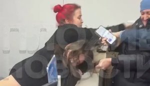 Росіянка б’є співробітниць пункту видачі замовлень Ozon: "Ты че, бл#дь, плохо понимаешь!? Чтобы этой твари больше не было здесь!". ВIДЕО