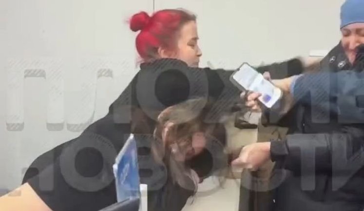 Росіянка б’є співробітниць пункту видачі замовлень Ozon: "Ты че, бл#дь, плохо понимаешь!? Чтобы этой твари больше не было здесь!". ВIДЕО