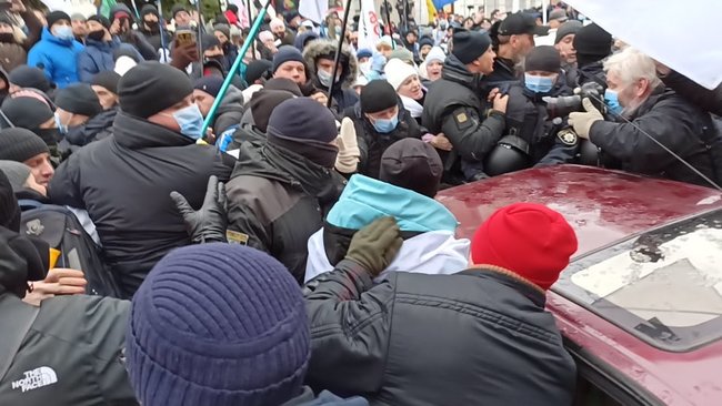 ФОПы попытались установить палатки на Майдане Незалежности: между митингующими и правоохранителями произошли стычки 39