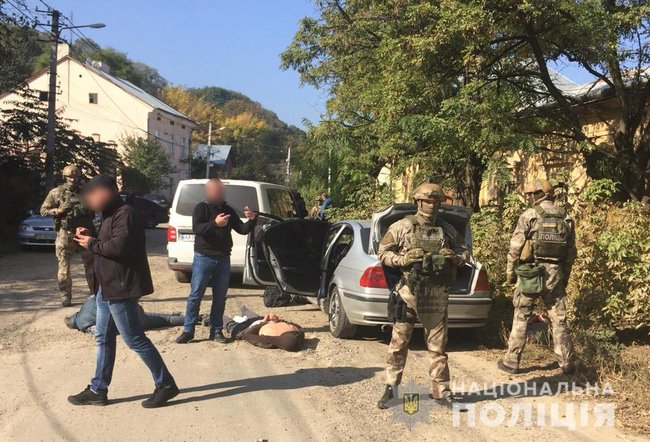 Банду, яка грабувала валютників-оптовиків, затримано в Чернівцях, - Нацполіція 01