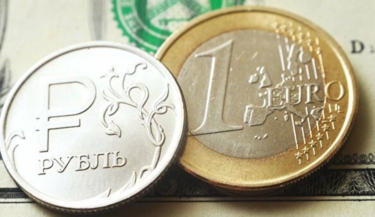 Російський рубль продовжує стрімке падіння: євро зріс до 86 руб., долар - до 75