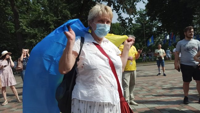 Слуги русификации и Меняю мову на рубли: на акции под ВР произошла стычка - правоохранители пытались задержать митингующего 18