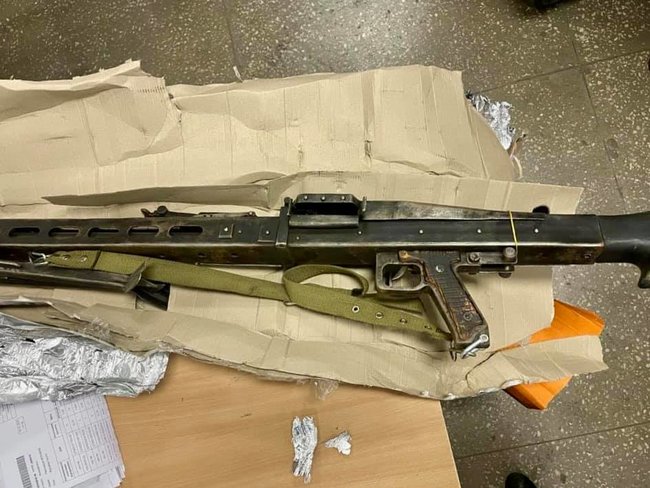 Житель Буковини намагався відправити до Франції поштою німецький кулемет MG 42 02