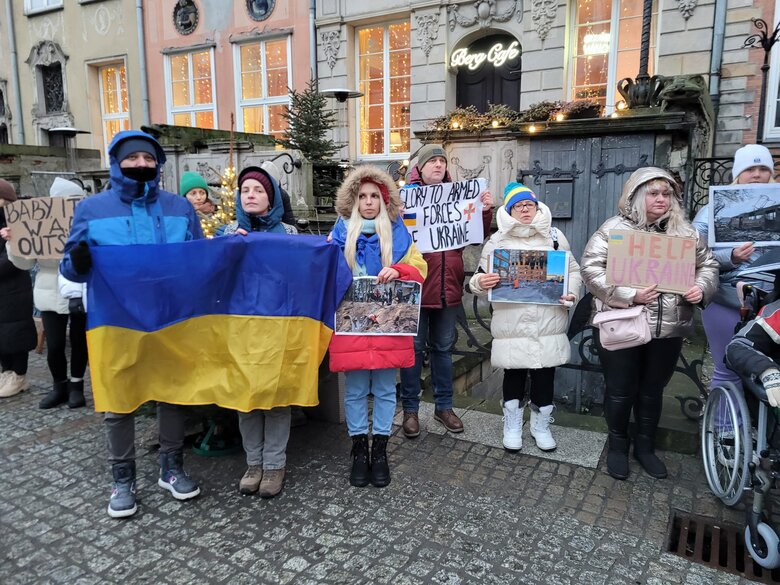 В Гданьске протестовали против ракетных атак РФ по Украине 07 В Гданьске протестовали против ракетных атак РФ по Украине 07