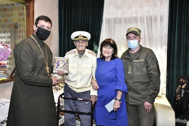 Капеллан ПЦУ и нацгвардейцы поздравили ветерана Ивана Залужного со 102-летием 04