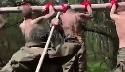 Рашист лупцює палицею своїх поплічників після так званого невдалого штурму армії РФ