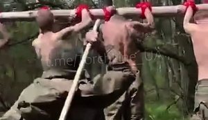 Рашист лупцює палицею своїх поплічників після невдалого штурму: "Мрази с#ка, гнить будете". ВIДЕО