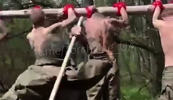 Рашист избивает палкой своих соратников после так называемого неудачного штурма армии РФ