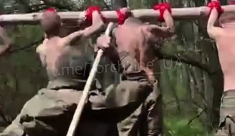 Рашист лупцює палицею своїх поплічників після невдалого штурму: "Мрази с#ка, гнить будете". ВIДЕО