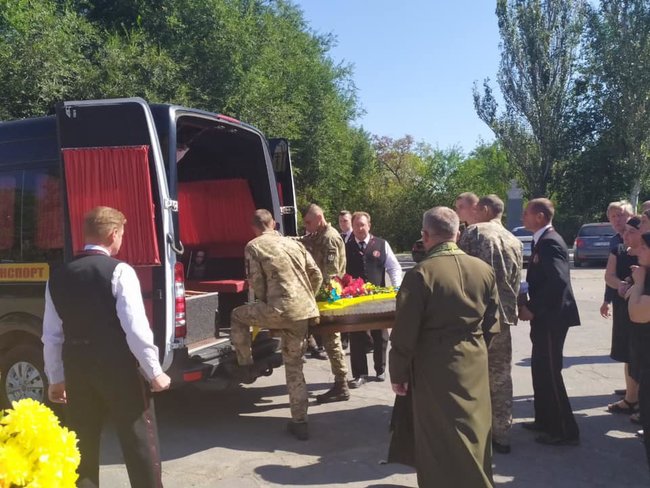 Із загиблим від кулі снайпера воїном 53-ї ОМБр Михайлом Ткачишиним попрощалися в Херсоні 07