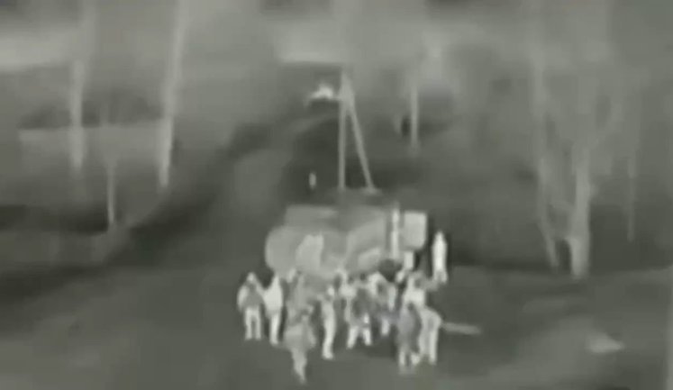 Дрон-камикадзе врезался во взвод оккупантов посреди дороги на Харьковщине. ВИДЕО