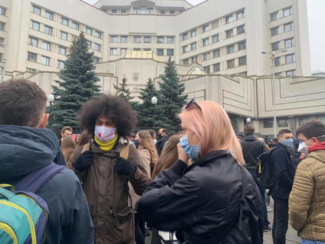 Під КС триває акція протесту Відправимо суддів-зрадників до Ростова у звязку з рішенням Суду скасувати низку антикорупційних норм 05 Під КС триває акція протесту Відправимо суддів-зрадників до Ростова у звязку з рішенням Суду скасувати низку антикорупційних норм 05